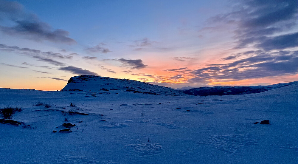 Sola når ikke riktig høyt nok opp for å kaste lys på Litlehornet