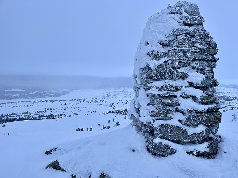 Laver skyer og med snø i lufta over Yddin