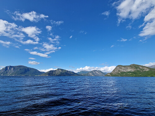 Sol og kanllblå himmel då eg kom tilbake til Måndalen camping.