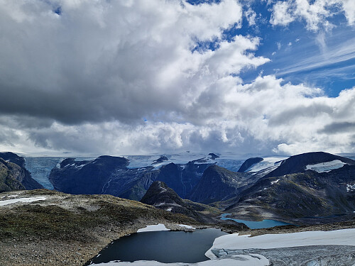 Eg gjekk på nordsida av den vesle breeen opp til Kvannefjellet nord. Det er lite ur og mange berg ein kan gå på:)