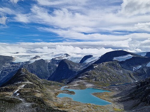 Eg gjekk på sørsida av den vesle breen på veg ned att. Her også kan ein gå på litt berg. Nydeleg utsikt mot melom anna Blåfjellet og Hanekammen.