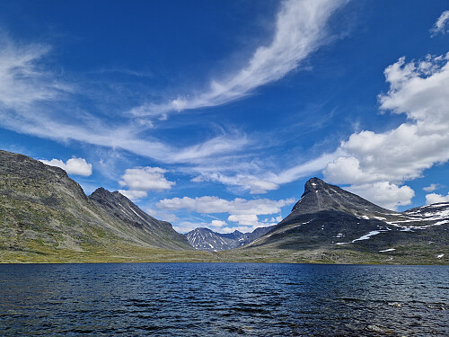 Leirvatnet og Kyrkja