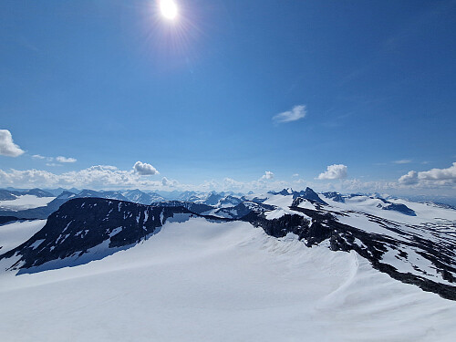 Frå Veslfjelltinden mot Hurrbrean. Det vart ein lang pause her for å nyta den nydelege utsikta:)