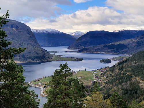 Flott utsikt mot Barsnesfjorden frå Ormaskori