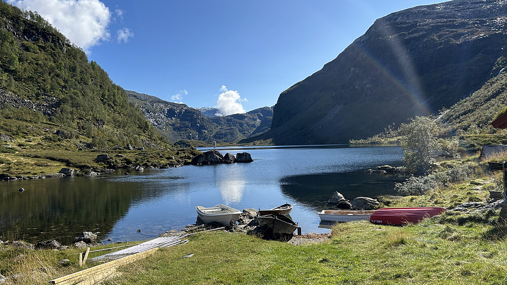 Nydelig dag ved Slondalvatnet 751. Vassfjøro 1633 i Ulvik i bakgrunnen til venstre for tåkeskyen