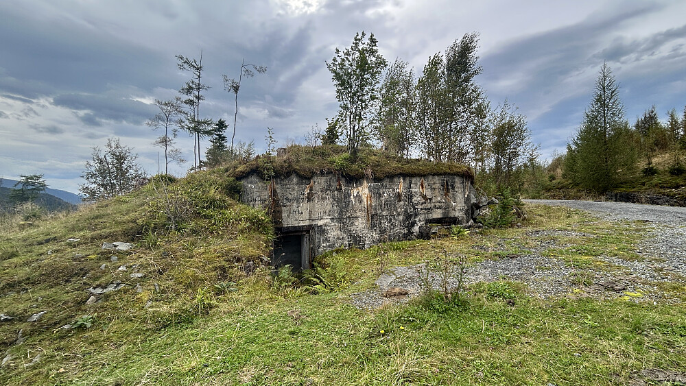 Betongbunker kloss i skogsveien NØ for Gjelet