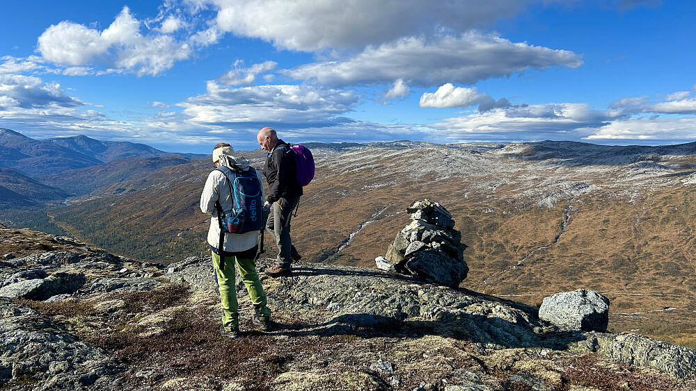 Utsiktsvarde vest på Kleivafjellet. Utsikt nedover Raundalen med Horndalsnuten 1461 mot venstre i bakgrunnen og Rjoandeggi mot høyre.