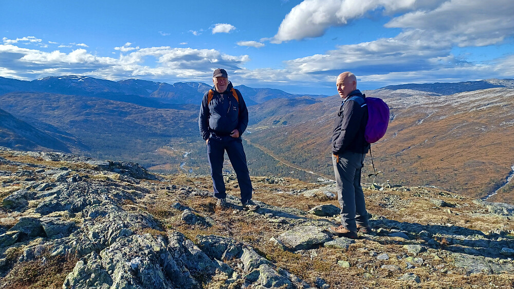 Rune og jeg nyter dagen på Kleivafjellet med utsikt nedover Raundalen. Foto: Liv Synnøve