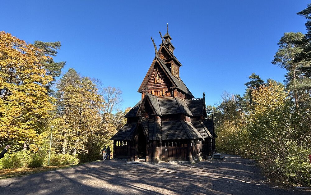 Stavkirken ligger flott til på haugen nord på museumsområdet