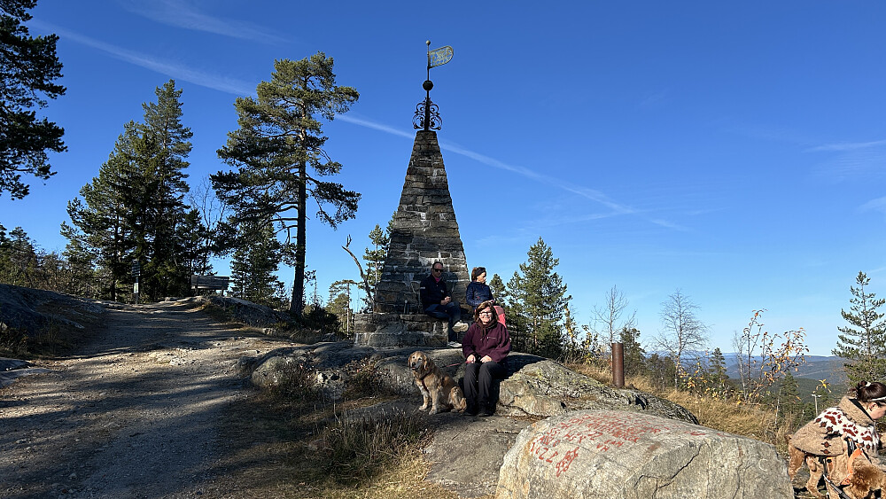 Line og Frøya ved Korset