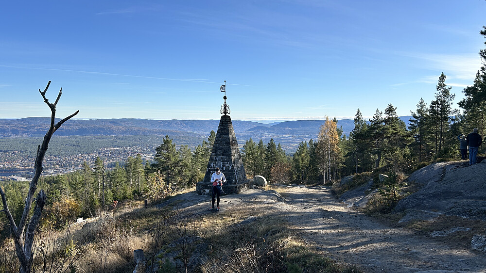 Minnesmerket på Korset med utsikt over Kongsberg-området