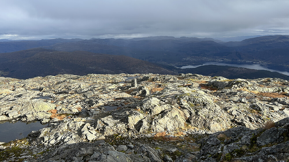 Flott lys! Her hadde vi sol, men det var mørke skyer og nedbør mot øst! Samnangerfjorden og Tysse mot høyre