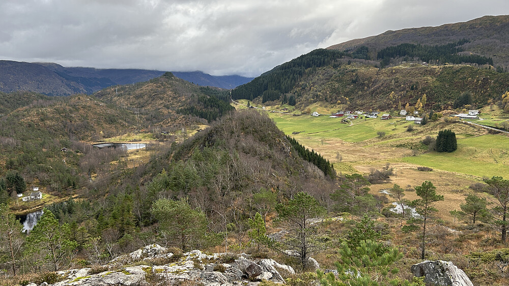 Sør for Beitelen fremtrer som en skikkelig topp sett fra nord. Stikka 258 i bakgrunnen
