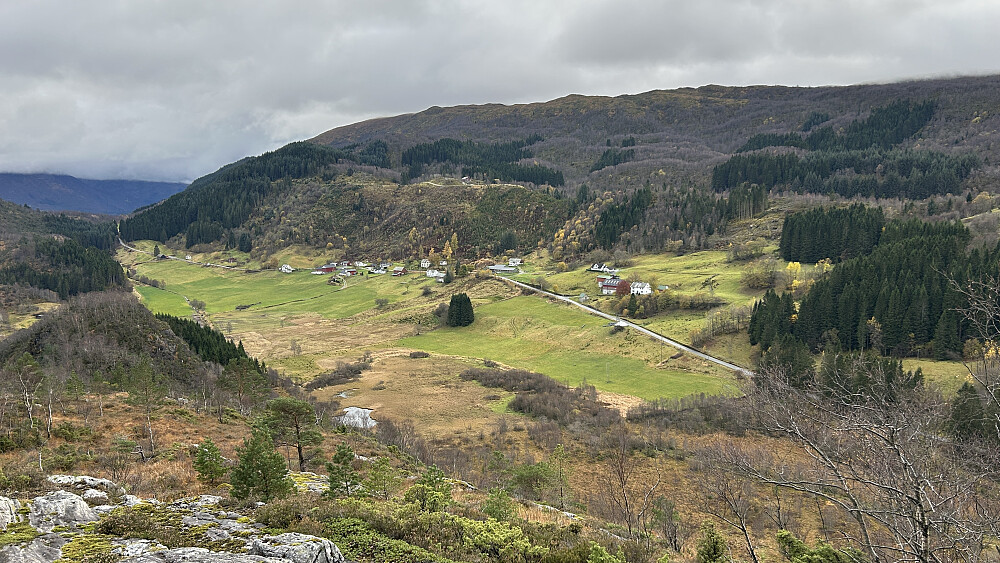 Flott utsikt over Kvamsdalen fra ryggen mot Beitelen.
