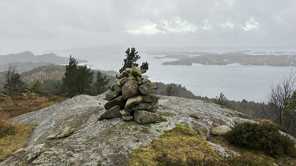 Varden på toppen av Grønafjellet. Utsikt vestover Fanafjorden. Krokeide mot venstre