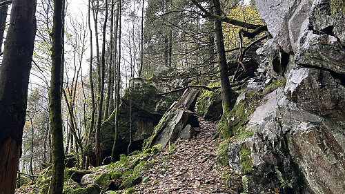 Stien går gjennom en smal passasje melleom svære steiner!