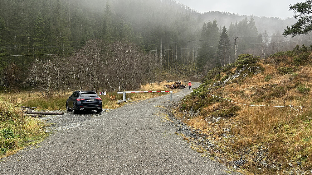 Grei parkering ved bom for skogsveien opp langs Hålandsbekken