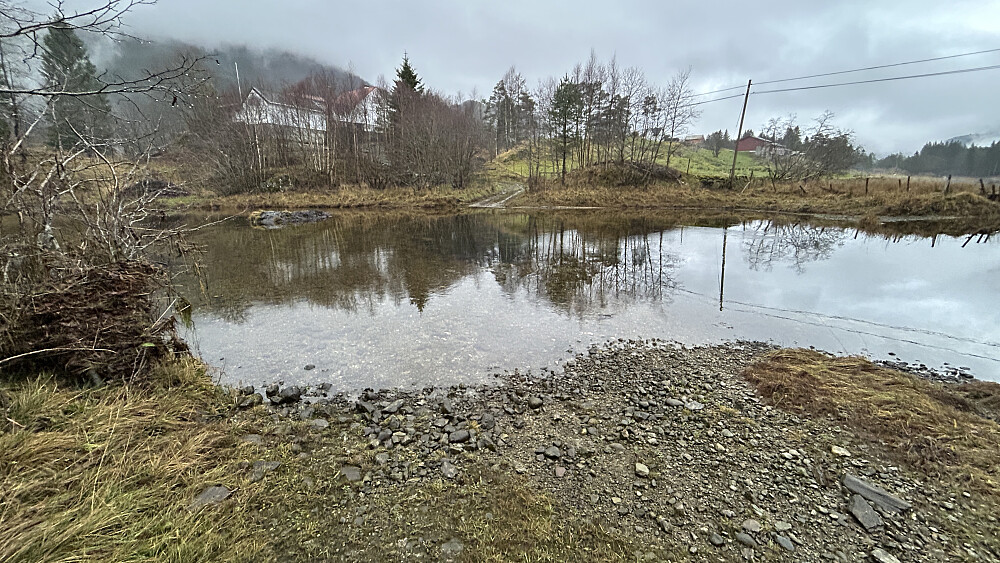 Vadested over elven mellom Fjelltveitvatnene