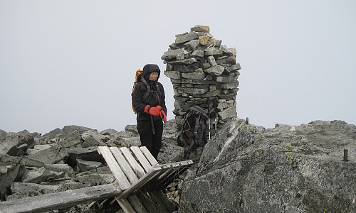Stolt Astrid ved varden på Leirhøe 2330!