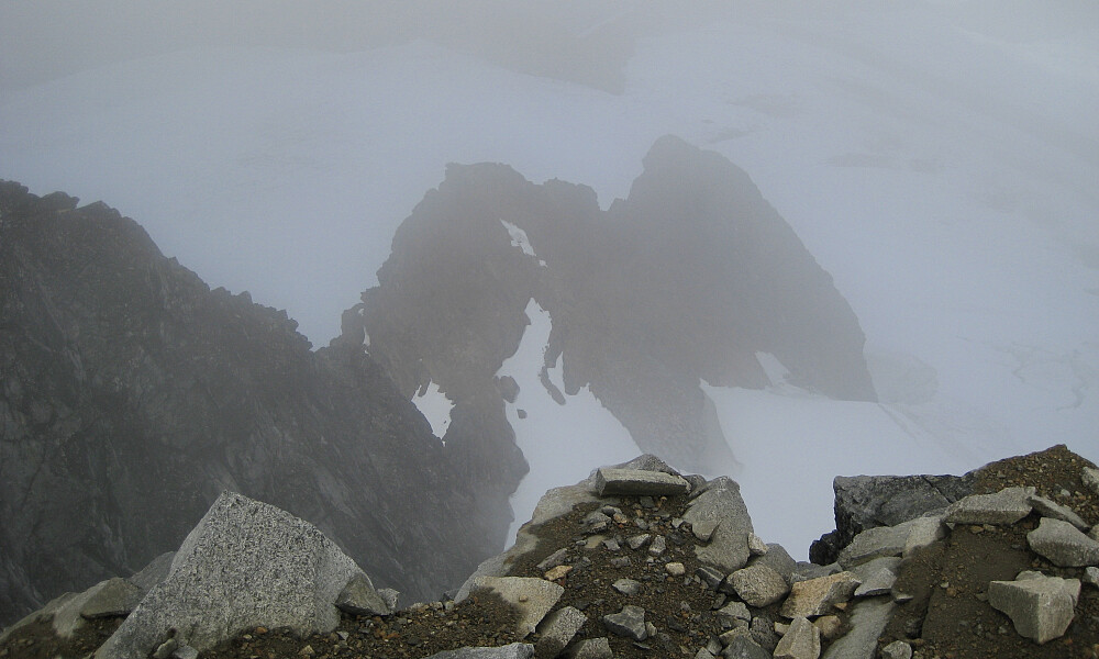 Langt der nede i tåken Veobreahesten med sine to topper 2185 og 2148