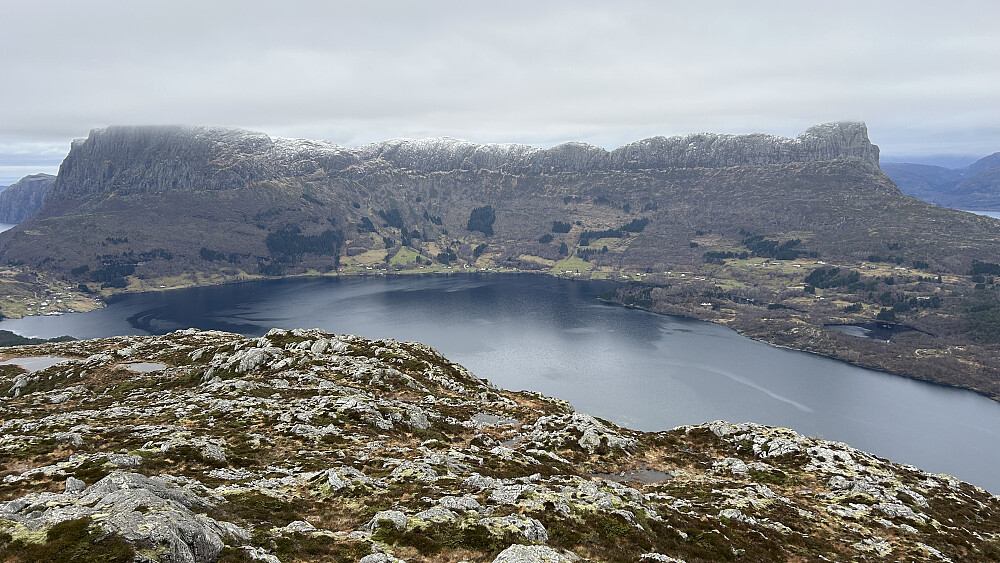 Risnesnipa, Lifjellet og Gygrekjeften sett fra Sågneskollen litt øst for hovedvarden