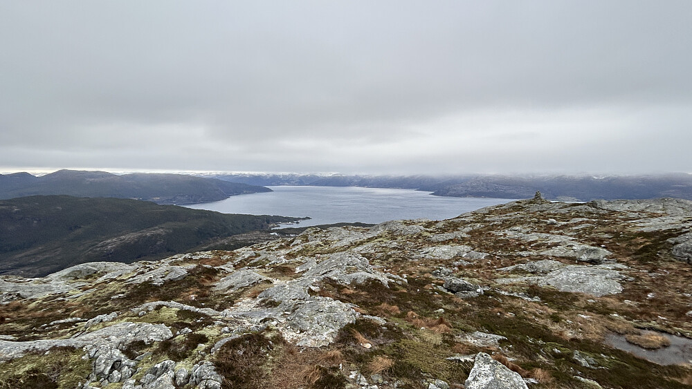 Utsikt mot sørvest Sognefjorden. Fergen synlig i Rutledal litt til venstre for midten av bildet. 