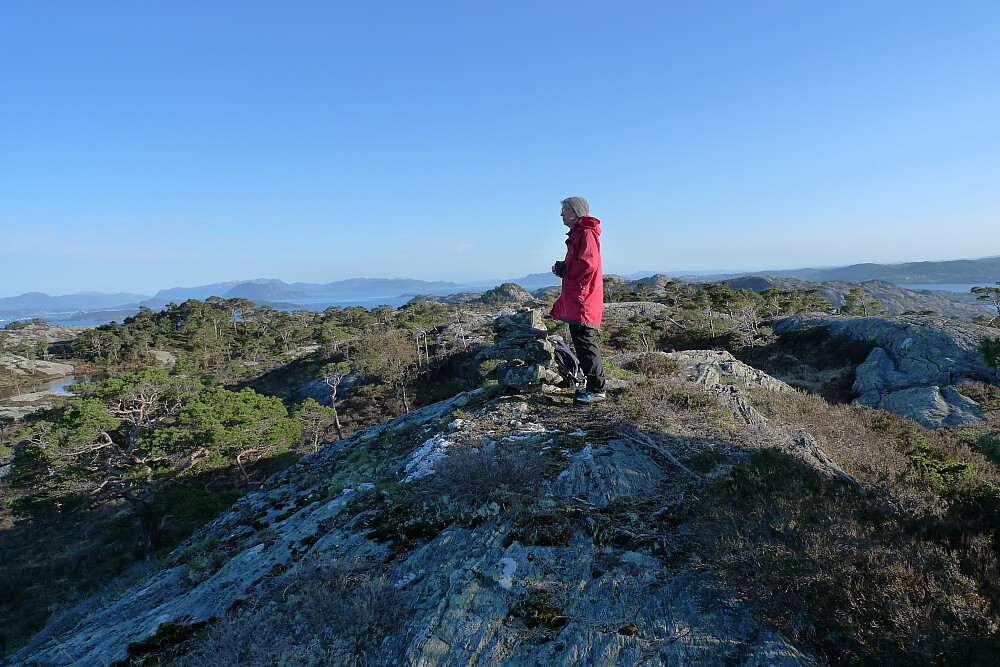 Astrid på Bjørkedalsrindane - øytoppen på Skorpo i Tysnes kommune