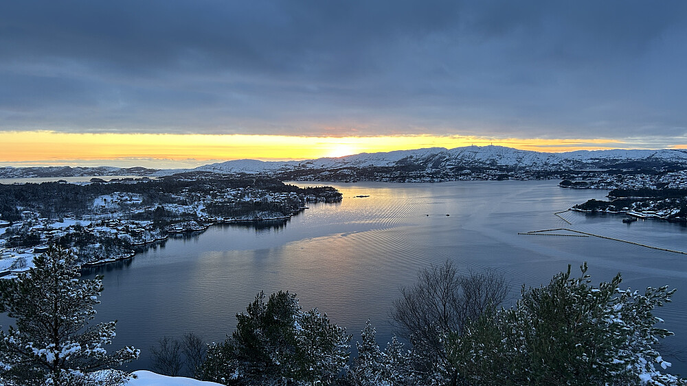Fra Knappen mot Veten i Sund og Liatårnet i Fjell