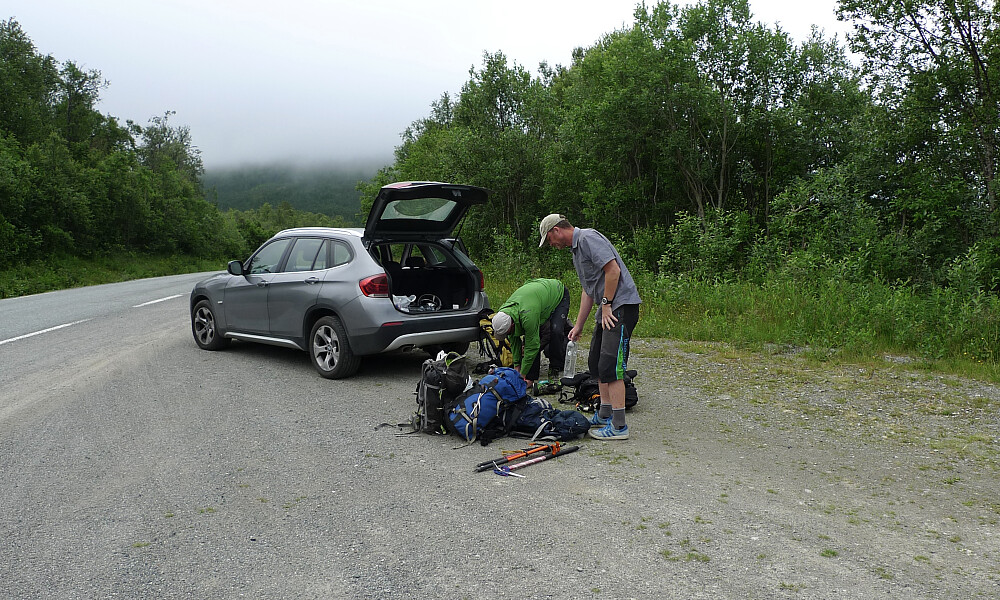Vi parkerte på Indre Holmbukt P-plass i Lakselvbukt, og var klar til tur kl 0952