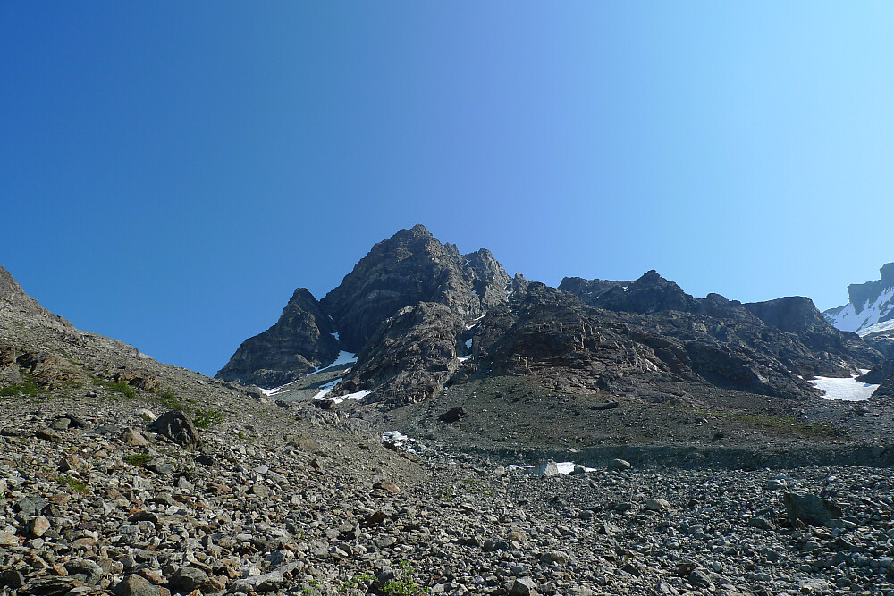 Oppe i rennen nord for Holmbukttind som sees mot høyre etter ca. 1.5 time