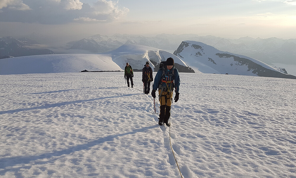 Kl 21 - Vi er nesten oppe på toppen! Holmbukttinden i bakgrunnen