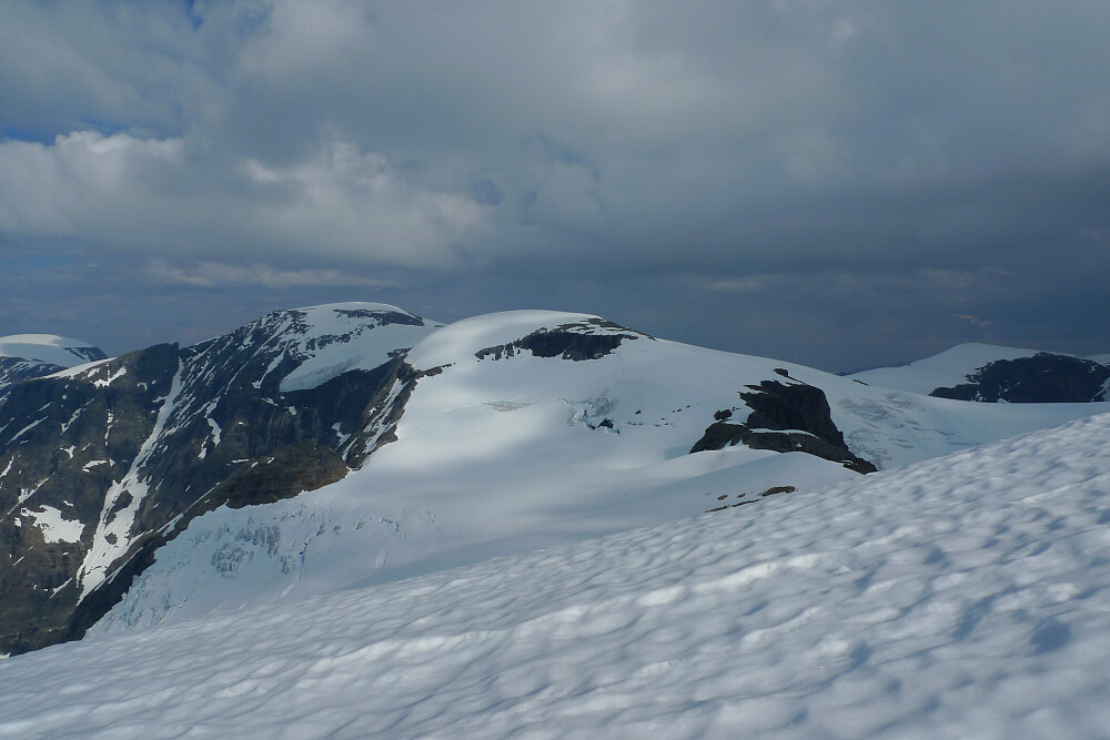 Jiehkkevárri-kuppelen i det fjerne mot venstre sett fra litt under Holmbukttinden. Tordenskyer i bakgrunnen i øst!
