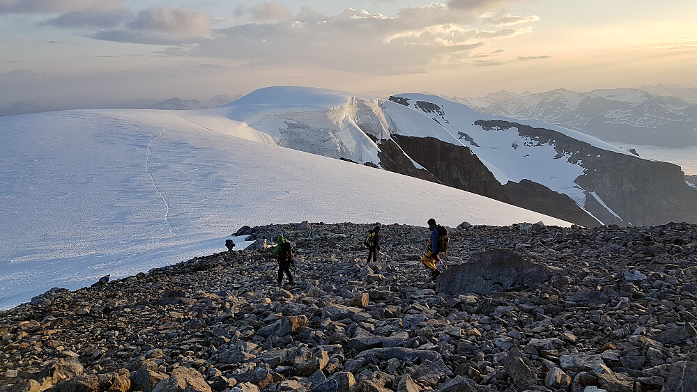 Kl 2146. Returen. Holmbukttinden i bakgrunnen