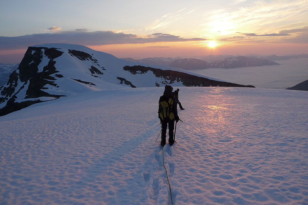 Kl 2238. På vei tilbake mot Holmbukttinden i soloppgangen