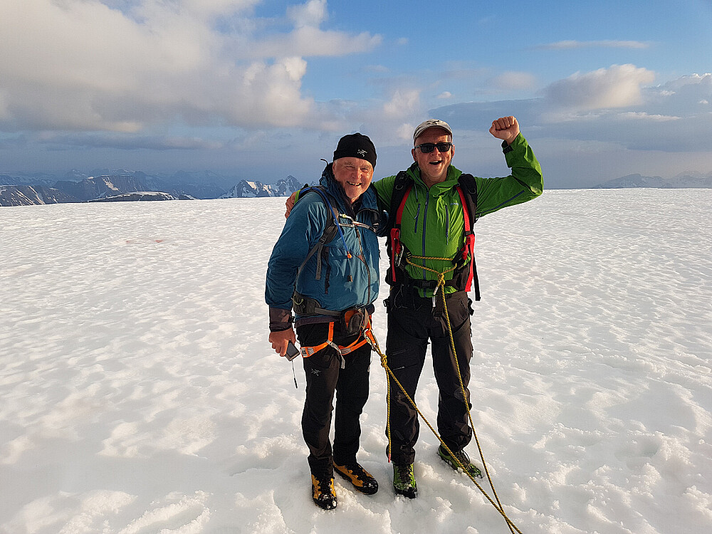 Stig og jeg på toppen av Jiehkkevárri - høyest i Troms