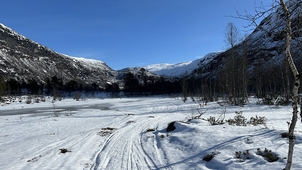 Ved Kleivane. Utsikt mot Ørnaberget og Øykjafonn
