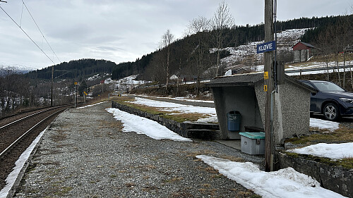Kløve holdeplass. Foto mot vest.