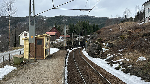 Skiple holdeplass. Foto mot vest.