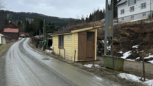 Skiple holdeplass. Foto mot vest.