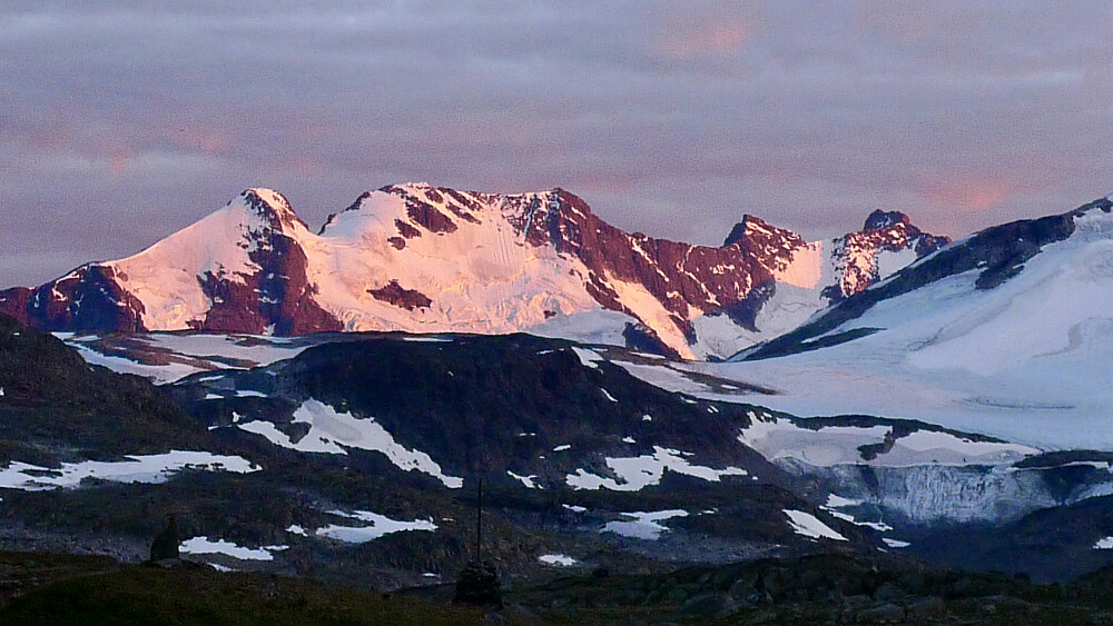 Hurrungane fra Sognefjellsvegen. Fra venstre Gjertvasstind, Stggedalstindane, Sentraltind og Storen