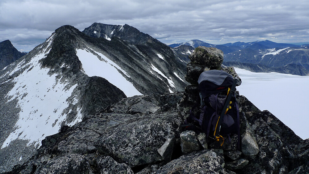 Varden på toppen av Ymelstinden. Foto mot Storjuvtinden i NØ.