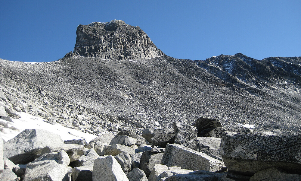 Snart oppe på Illåbandet. Ymelstinden ruver i bakgrunnen!