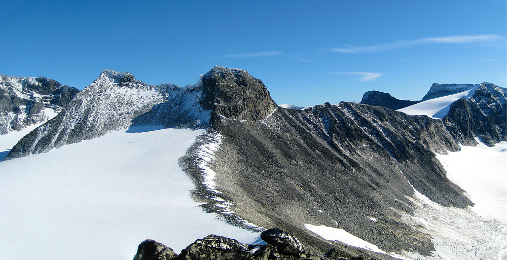 Panorama fra Storjuvtinden mot venstre til Tverråtindan mot høyre