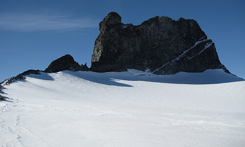 Den lille trekanten mot venstre er Søraustre Skardstinden. Nåle og selve Skarstinden ruver mot høyre!