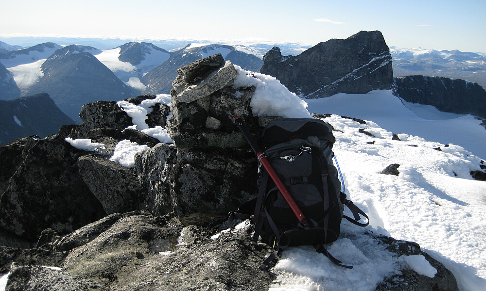 Varden på Storjuvtinden 2344. Foto vestover mot Nøle og Skardstind 
