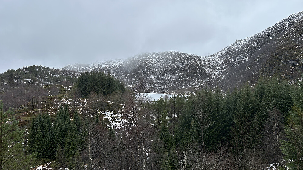 En grå, våt og tåkete dag i Byfjellene. Utsikt nordover mot Stemmevatnet og Vassdalen