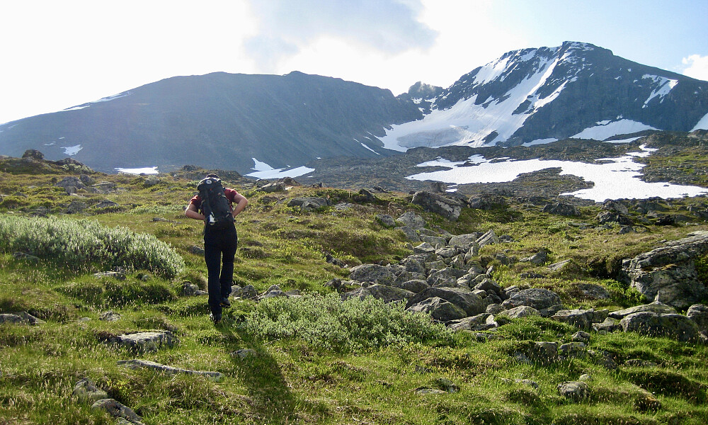 Sverre på vei opp bakkene mot Lauvnostind (mot venstre). Nørdre og Store Soleibotntind mot høyre