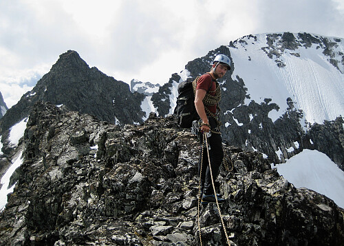 På med klatreutstyr på Lauvnostinden. Store Soleibotntind mot høyre