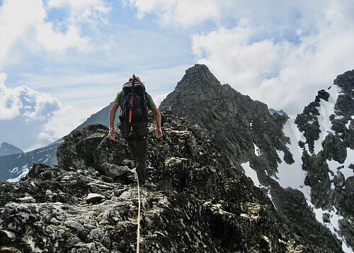 På vei langs eggen. Dagens første mål Nørdre Soleibotntind i bakgrunnen