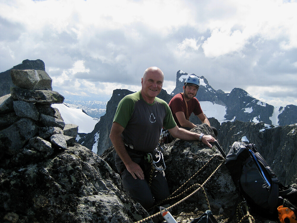 Sverre og jeg ved varden på Nørdre. Store Austanbotntind i bakgrunnen. Foto: Leif